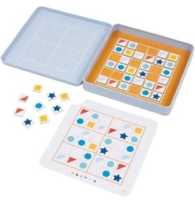 Sudoku enfant magnétique ouvert, grille en cours, pièces à formes colorées et carte modèle