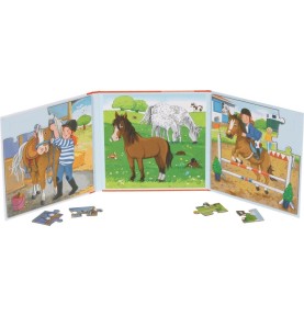 Livre puzzle ouvert sur ses trois volets : écurie, pré aux chevaux et saut d'obstacles