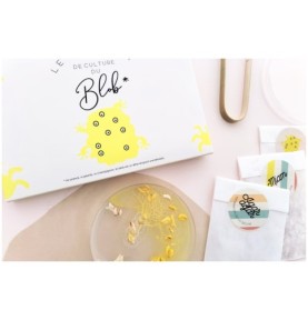 Sachets étiquetés Agar agar et Miam près de la pince et d'une culture de blob