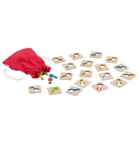 Jeu du toucher en bois Goki : plaquettes à silhouette de clé colorée et sac rouge