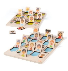 Jeu Qui est-ce en bois Goki : deux plateaux, l'un vert, l'autre bleu, avec leurs portraits debout